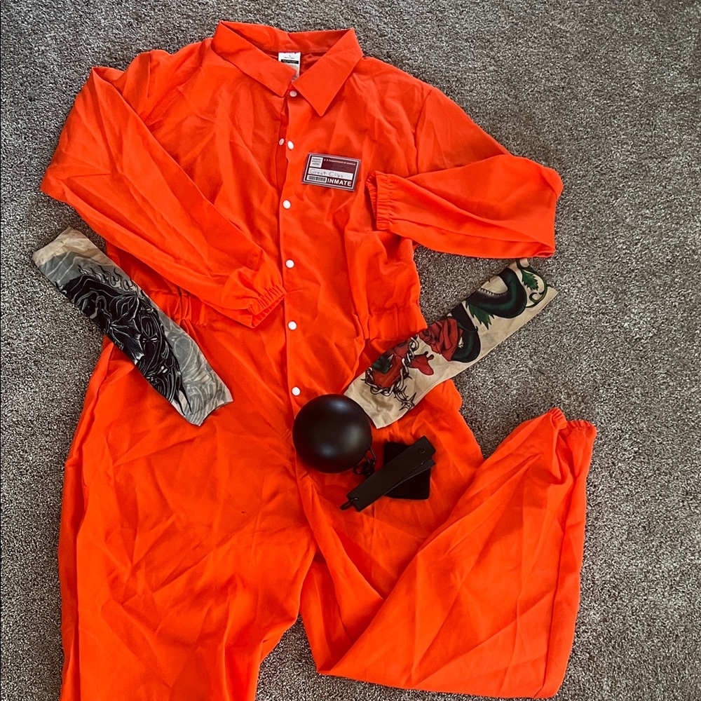 Halloween costume: inmate